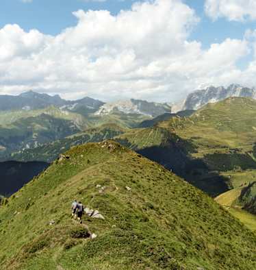 Ein Grat führt von Jägglisch Horn nach St. Antönien. Dahinter erstreckt sich das Prättigau mit Drusenfluh, Drei türmen und Sulzfluh